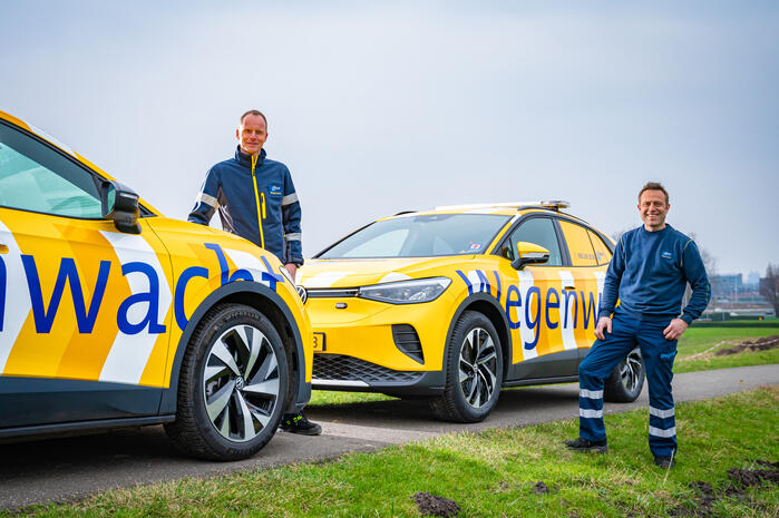 Een Wegenwacht van de ANWB is bezig met het repareren van een auto met pech